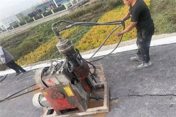 绥棱马路面下沉注浆加固
